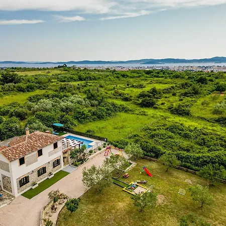 Noa Zadarvillas *