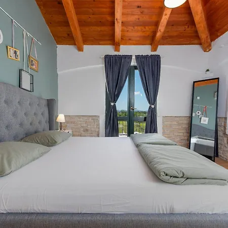 Noa Zadarvillas *